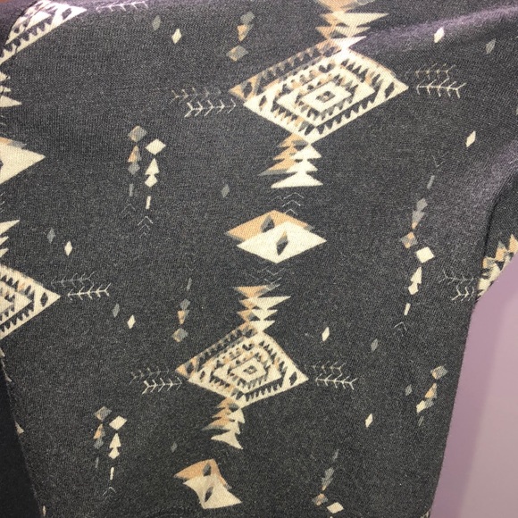 Women’s top. - Picture 2 of 4